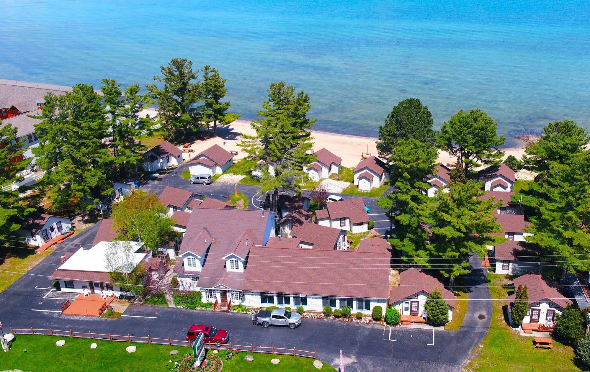 THE BEACH HOUSE LAKESIDE COTTAGES 3⋆ ::: MACKINAW CITY, MI ::: COMPARE  HOTEL RATES